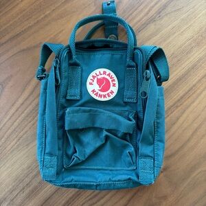 Fjallraven kanken sling in arctic green